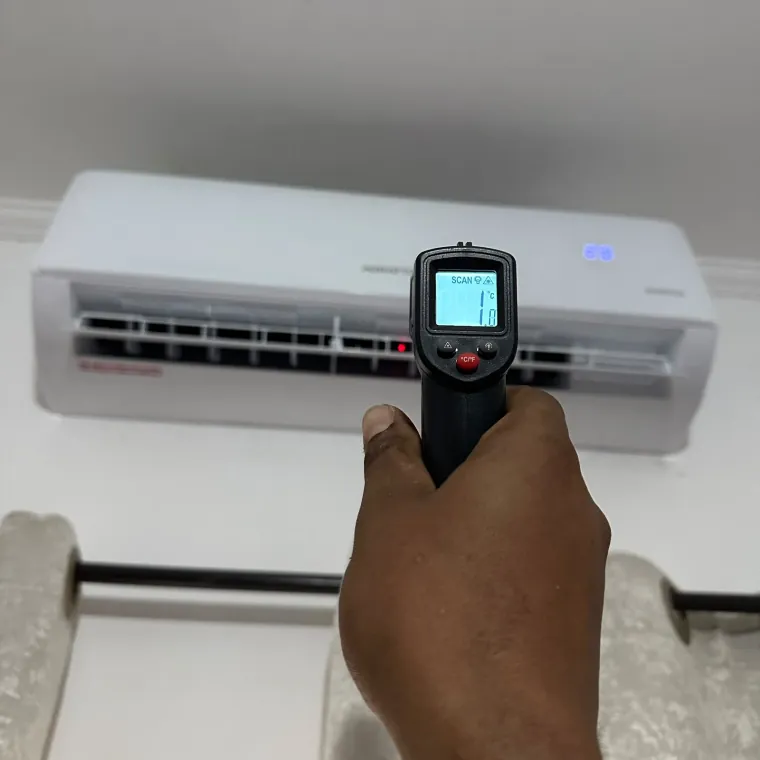 Termômetro infravermelho medindo a temperatura do ar que sai da evaporadora